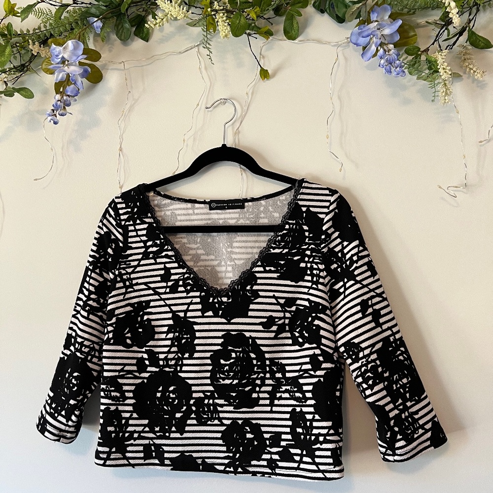 Fashion to Figure - Cropped Top Black and White Stripes with Floral - Size 0X